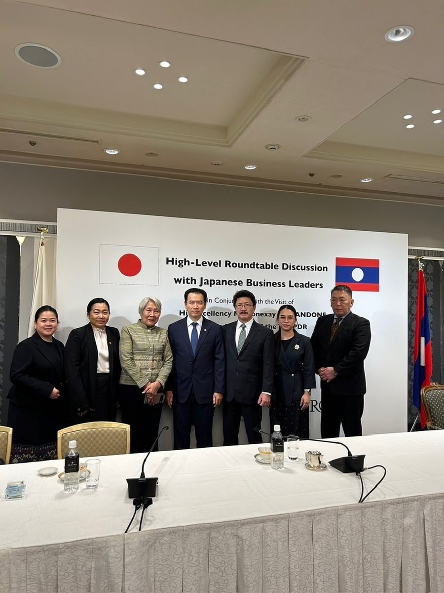 High-level round table meeting with international business leaders